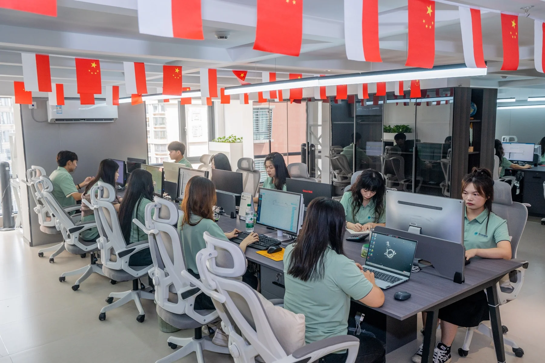 Yanchao colleagues coordinating work in the office